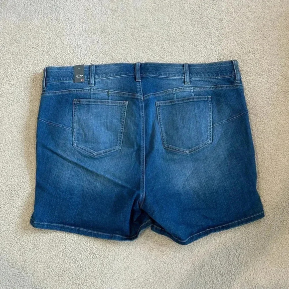 NWT Torrid 5 Inch Bombshell Premium Stretch High-Rise Distressed Shorts Size 24 - Picture 3 of 6